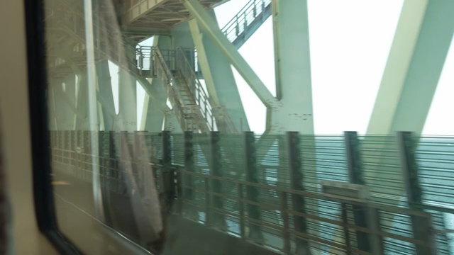 기차 창문 너머로 보이는 다리