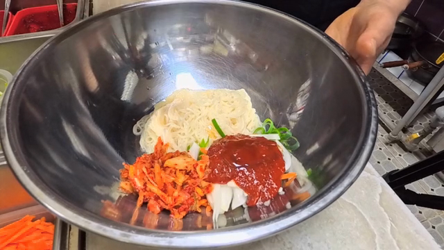 Adding sesame oil to spicy noodles