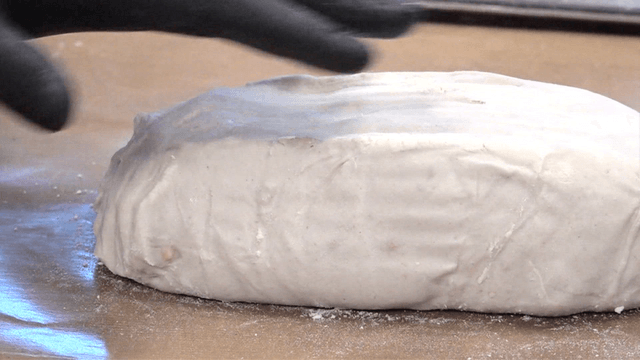 용기에서 꺼내지는 숙성된 하얀 반죽