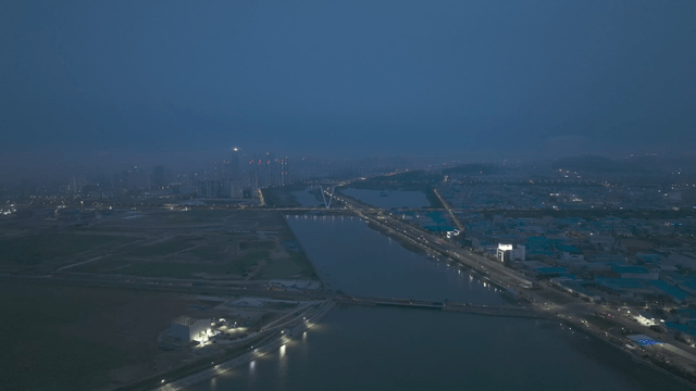 강변 도로가 있는 도시의 야경