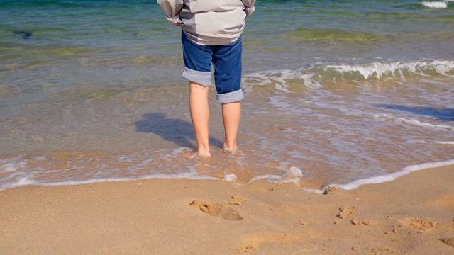 해변에서 파도를 즐기는 사람