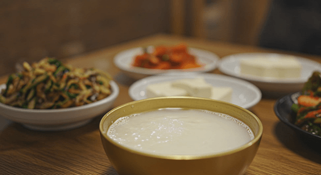 양은 그릇에 막걸리를 따르는 모습