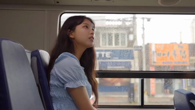 비 오는 버스 창밖을 바라보는 여성