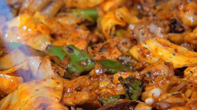 토치로 구워지는 철판 해물 닭갈비