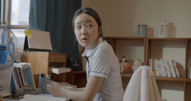 책상에서 답변하는 소녀