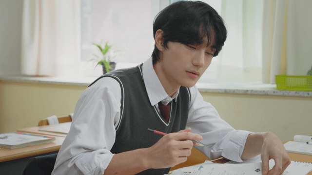 교실에서 공부하는 학생