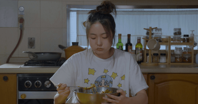 부엌에서 식사하는 여성