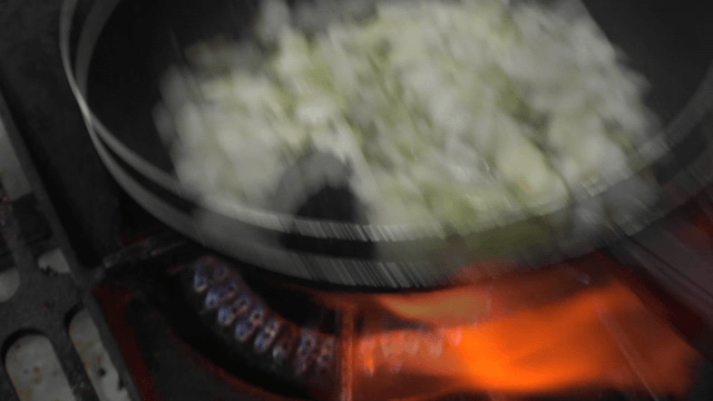 Onions stir-fried with chunjang in flaming wok
