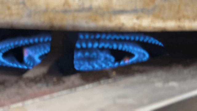 큰 냄비를 가열하는 파란 불꽃