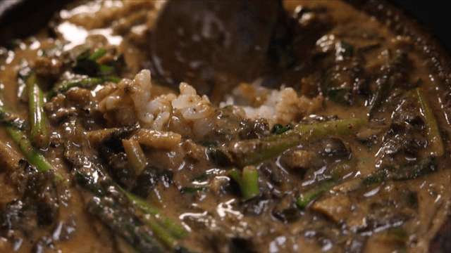 Rice mixed into loach soup served in earthen pot