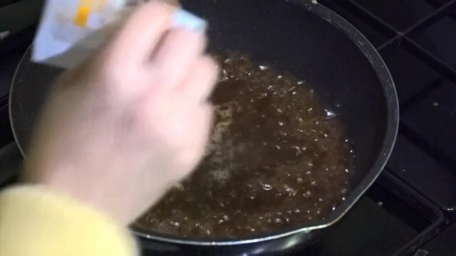 끓는 짜장소스에 후레이크를 추가하는 장면