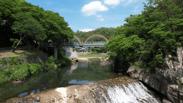 무지개 다리가 있는 고요한 강