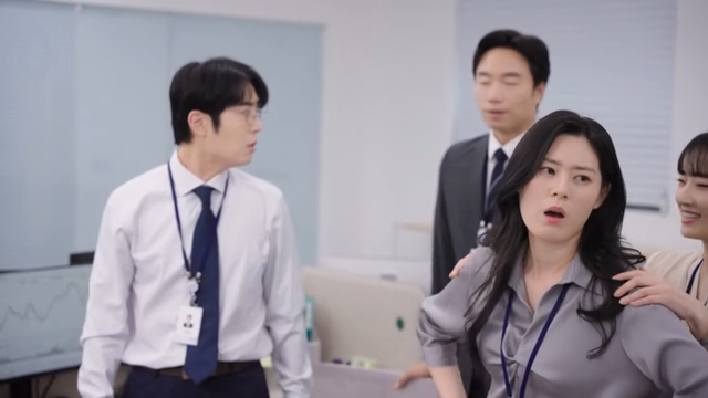 Two employees fighting fiercely in the office