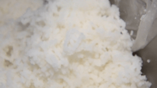 다짐기에서 나오는 잘게 다져진 하얀 당면들