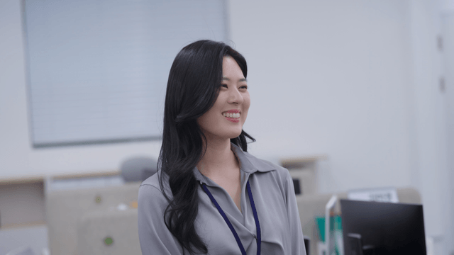 사무실에서 미소 짓는 직장인