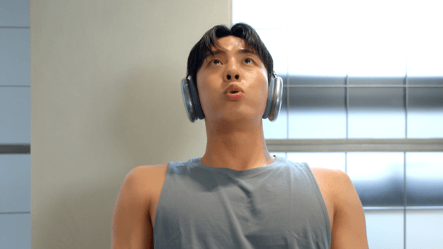 Man exercising with headphones in a gym
