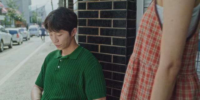 서있는 여성과 대화하는 앉아있는 남성