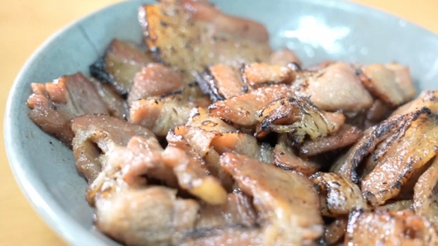 Grilled pork belly in a ceramic bowl