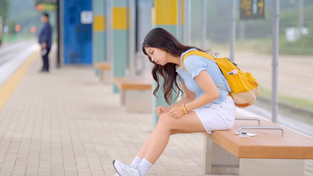 기차역에서 기다리는 힘든 여성