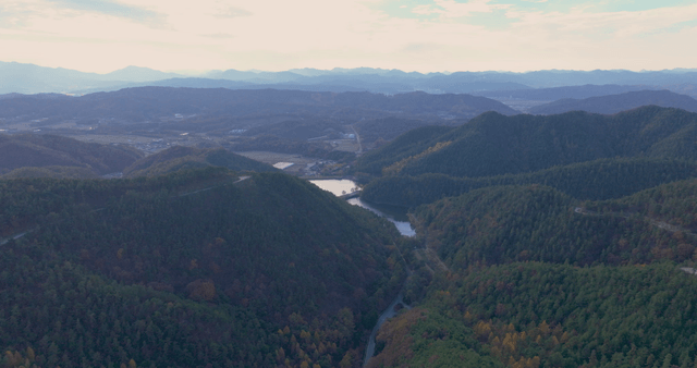 푸른 산의 광활한 풍경