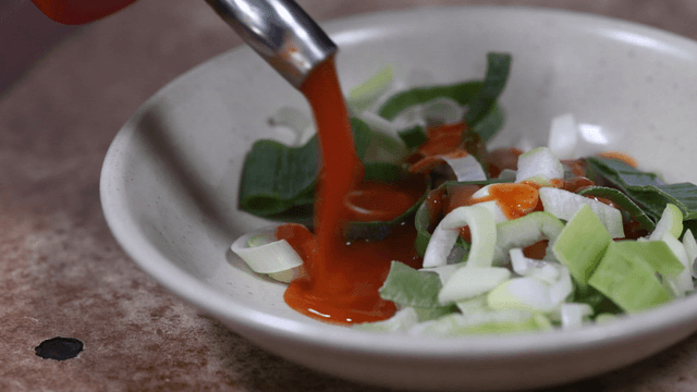 Chopped green onions with sauce