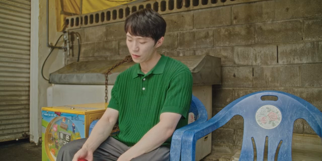 빨간색 크리스마스 장식을 가지고 노는 남성