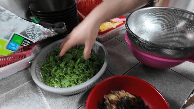 Udon noodles topped with mugwort and seaweed