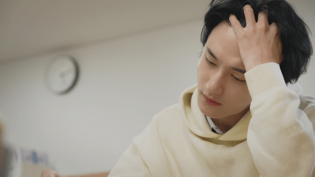 머리를 감싸며 스트레스를 받으며 공부하는 학생