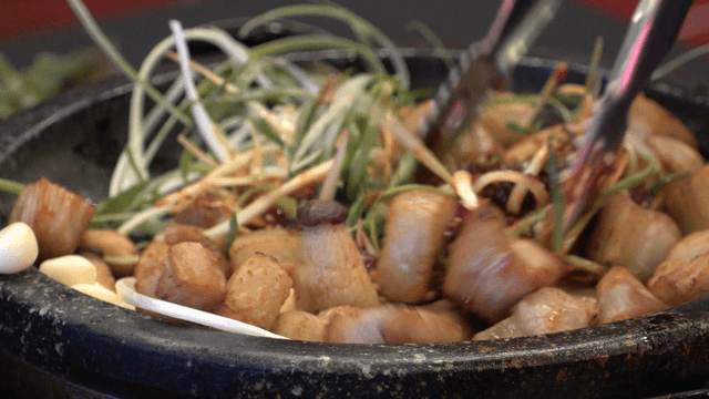 버섯과 파채와 볶아지는 항정살 구이