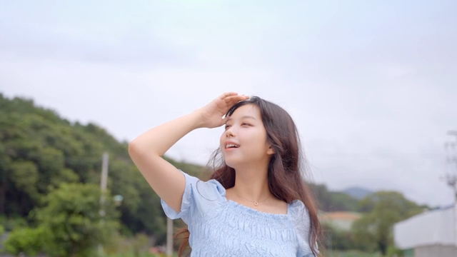 젊은 여성이 맑은 날씨를 즐기는 모습