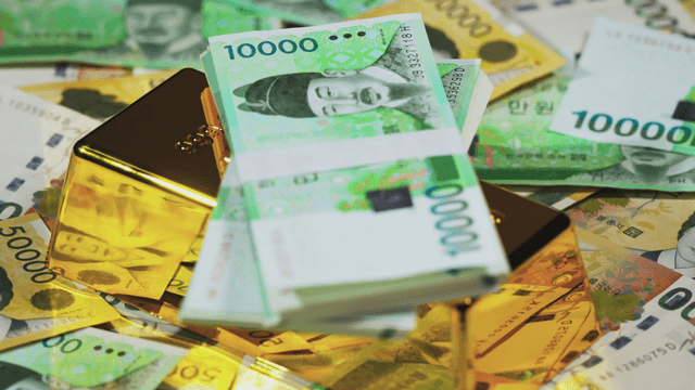 Gold bar and Korean currency notes