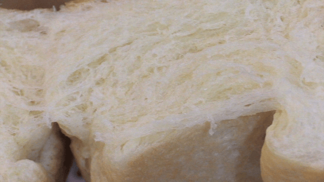 찢겨진 갓 구운 식빵의 단면