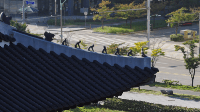 도로 배경으로 보이는 기와 처마 어처구니 장식