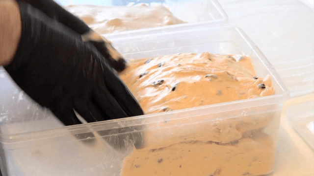 용기에 다양한 재료를 넣고 섞이는 반죽