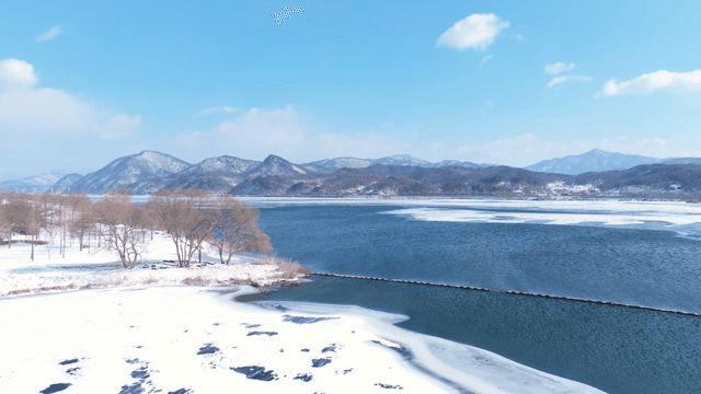 눈 덮인 풍경과 얼어붙은 강