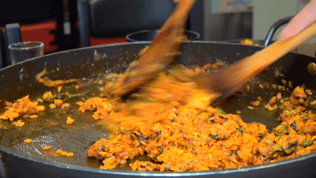 팬에서 빠르게 볶아지는 철판 볶음밥