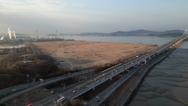 바다를 가로지르는 도로와 광활한 들 풍경