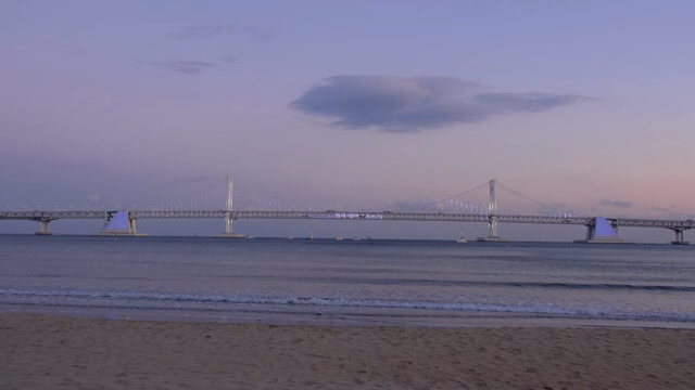 해질녘 다리와 고요한 해변