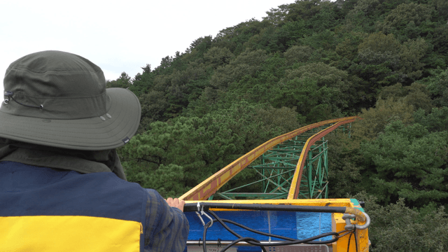 Monorail cart climbing mountain