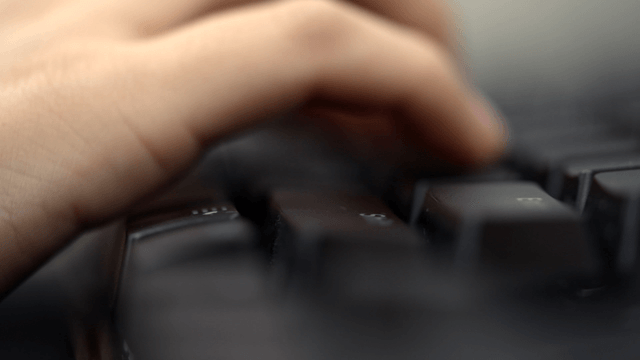 키보드를 타이핑하는 손가락