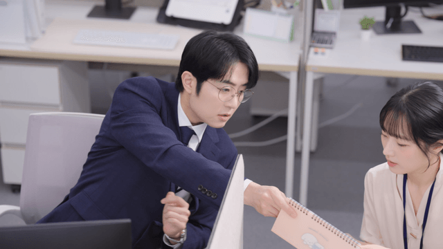 컴퓨터 작업에 집중하는 사무직원