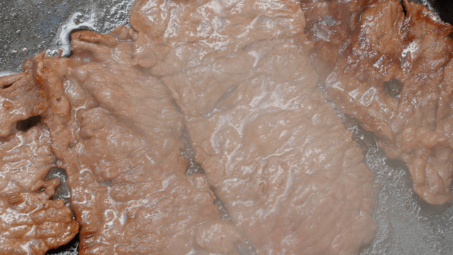 팬에서 요리 중인 소고기