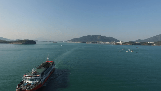 아름다운 바다를 항해하는 유람선