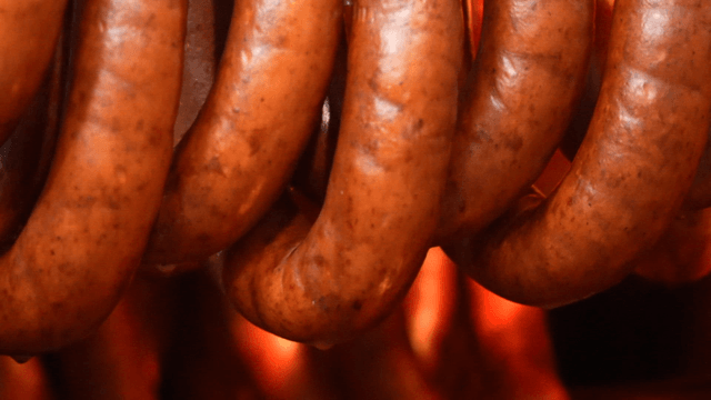 훈제기 오븐 안에 조리된 갈색 소시지