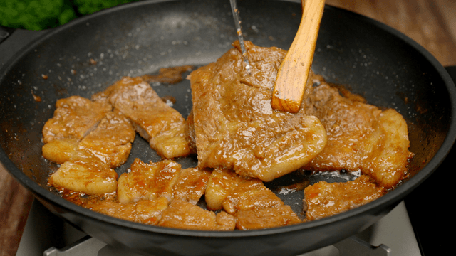 Cooking marinated pork in a pan