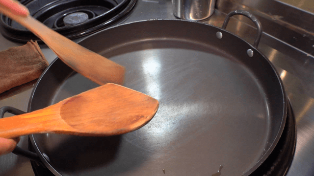 빈 팬을 젓는 나무 주걱