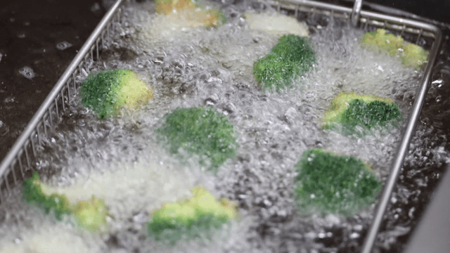 뜨거운 기름에 튀겨지는 브로콜리