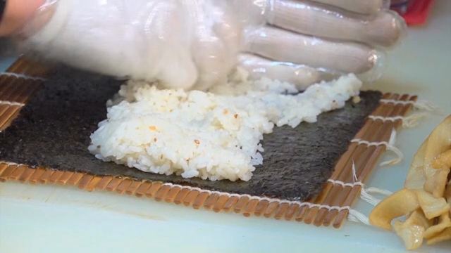 김과 밥으로 김밥 준비하기