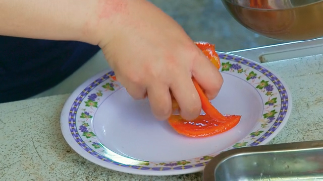 Preparing seasoned tomato slices