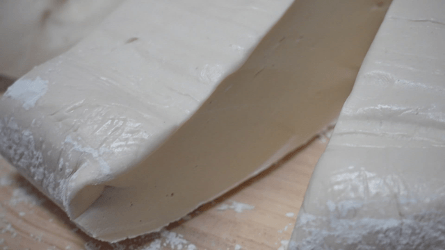 도마 위에 놓인 잘린 반죽